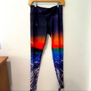 Onzie yoga leggings multicolor cityscape/stars print size M/L